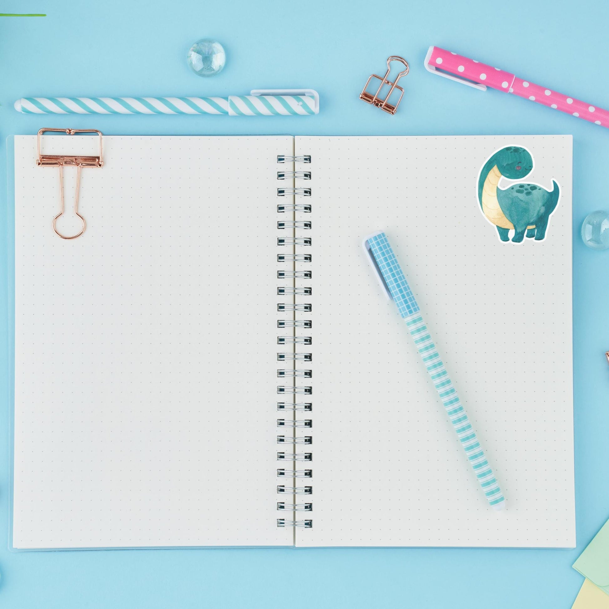 Sticker Dinosaurier dunkelgrün: Handgefertigter Vinyl-Aufkleber mit Dinosaurier-Motiv, ideal für Bullet Journals, Schulhefte oder Laptops, spritzfest und langlebig. Größe ca. 6 x 5 cm.