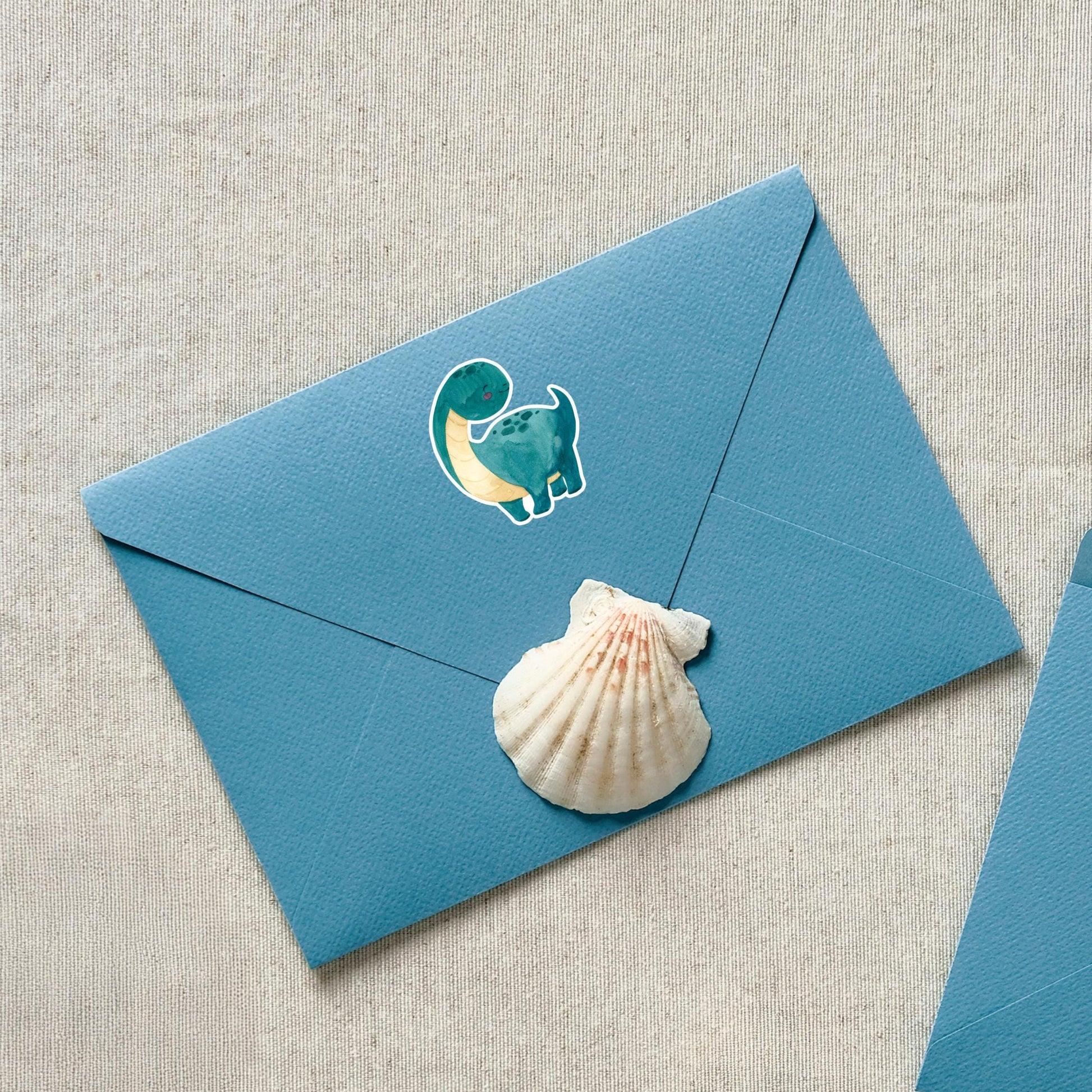 Sticker Dinosaurier dunkelgrün: Handgemalter Vinyl-Aufkleber mit Dino-Motiv, langlebig und spritzfest. Ideal zum Dekorieren von Notizbüchern oder Einladungen. Größe: ca. 6 x 5 cm.