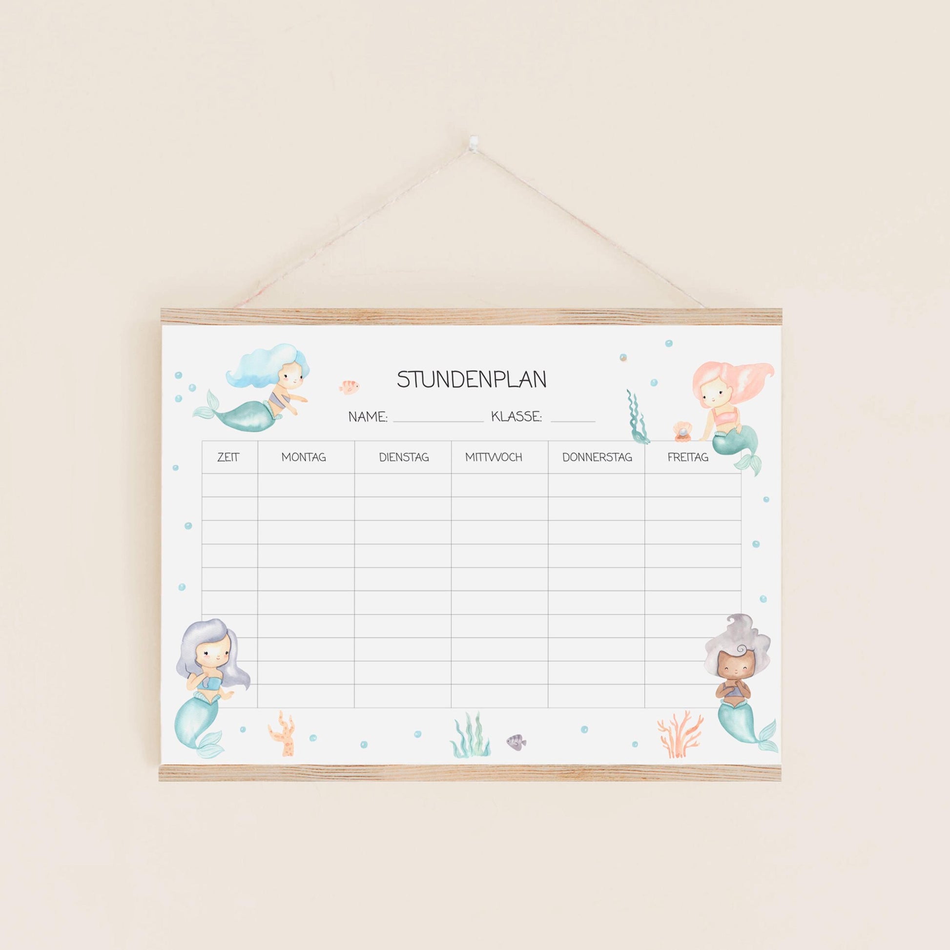 Einschulung Geschenk-Set Meerjungfrauen: Board mit Meerjungfrau-Zeichnung, Teil eines 11-teiligen Sets für Schulanfänger mit Stundenplan, Lesezeichen und Stickern.