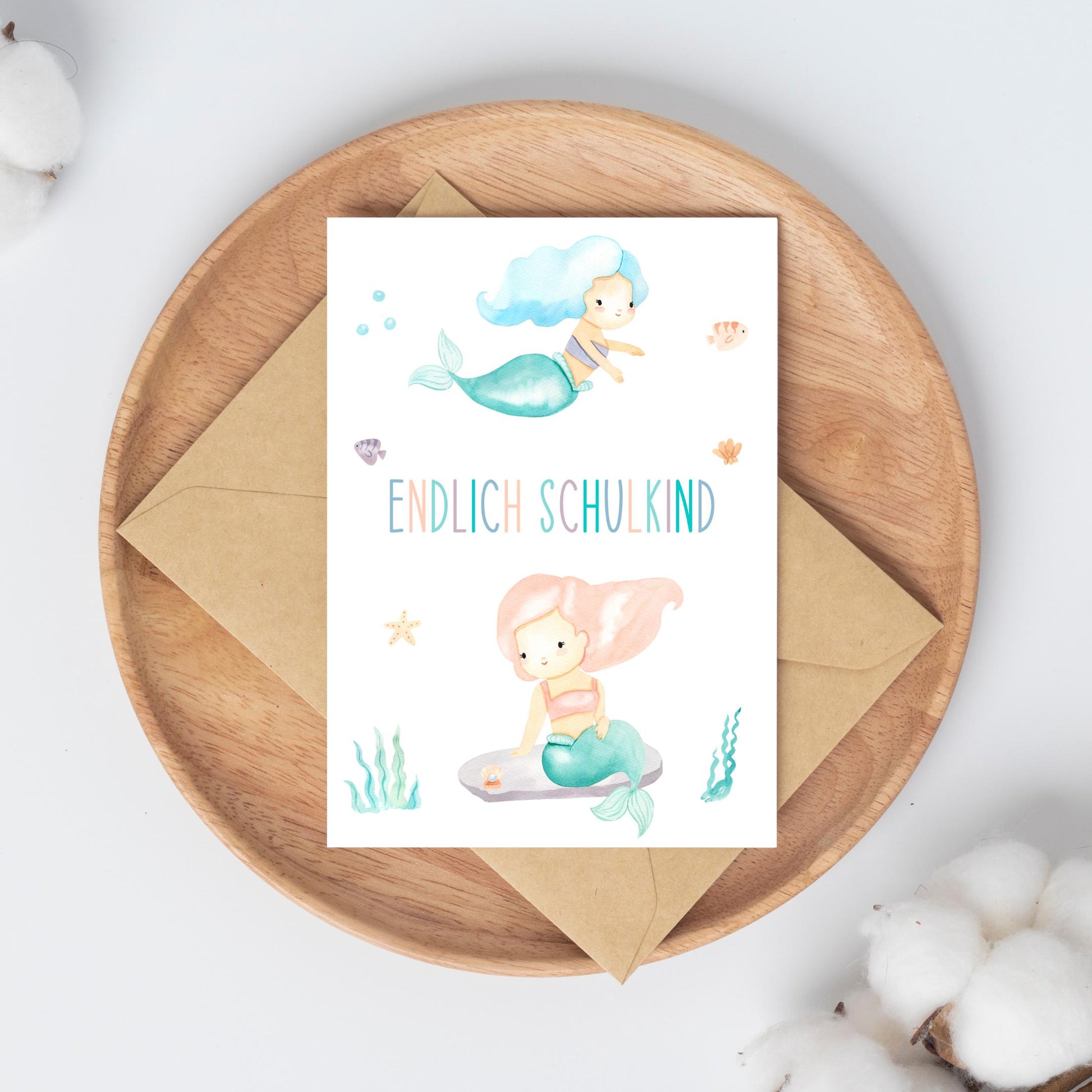 Einschulung Geschenk-Set Meerjungfrauen mit Karte auf Teller, mermaid Illustrationen, ideal für den Schulstart, beinhaltet Stundenplan, Lesezeichen, Karte und Sticker.