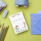 Karte Kindergeburtstag Fußball A6 mit cartoonhaften Tieren und Fußballmotiv, umgeben von Bleistiften und einem Spielzeugauto, ideal für kleine Fußball-Fans.