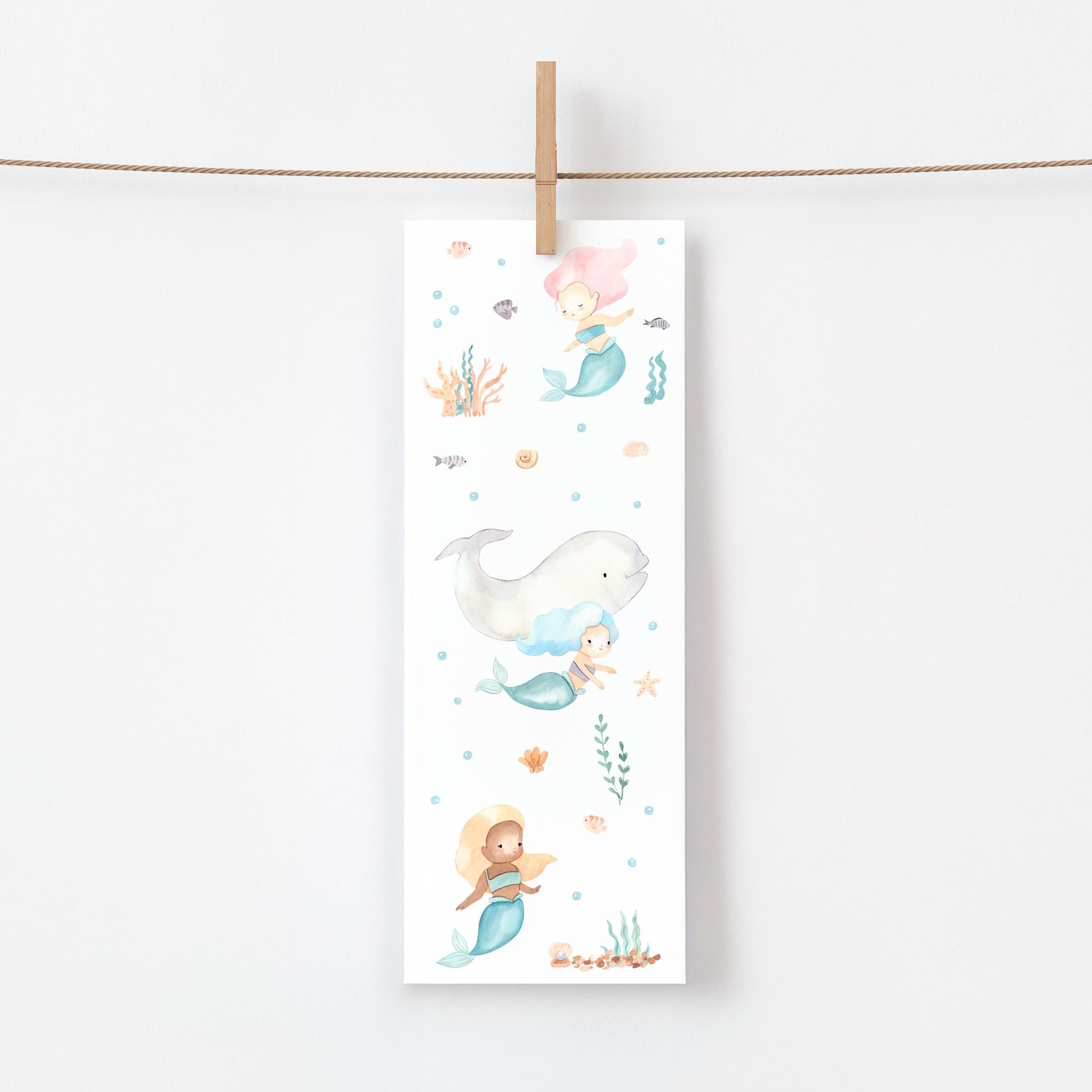 Einschulung Geschenk-Set Meerjungfrauen: Rechteckiges Objekt mit Meerjungfrauen-Illustrationen, ideal für den ersten Schultag. Beinhaltet Stundenplan, Lesezeichen und Sticker.