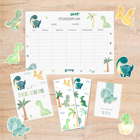 Einschulung Geschenk-Set Dinosaurier mit Stickern, Lesezeichen und Karte, auf einem Tisch arrangiert, perfekt für Schulanfänger und Dinosaurier-Fans.