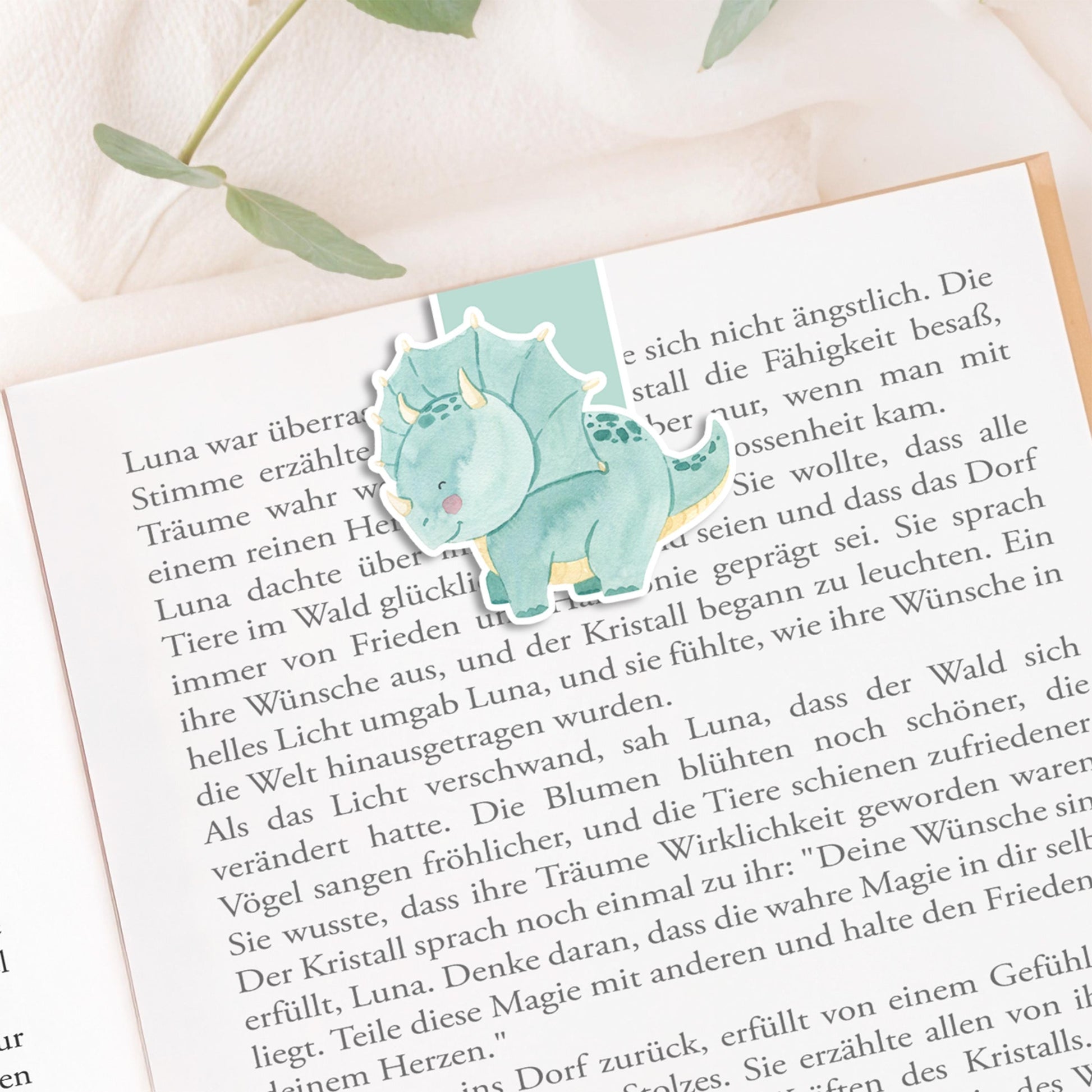 Einschulung Geschenk-Set Dinosaurier: Buch mit Dinosaurier-Illustration, dazugehörige Lesezeichen und Karte sichtbar. Perfekt für den ersten Schultag kleiner Dino-Fans.
