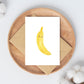 Karte Banane A6, Postkarte mit niedlichem Bananenmotiv auf hochwertigem, mattem Naturpapier. Rückseite beschreibbar. Größe A6, ideal für Grüße oder Dekoration.
