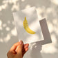 Postkarte Karte Banane A6 mit niedlichem Bananenmotiv, auf mattiertem 300g Naturpapier. Perfekt für Sommergrüße oder Dekoration. Rückseite beschreibbar. Größe A6.