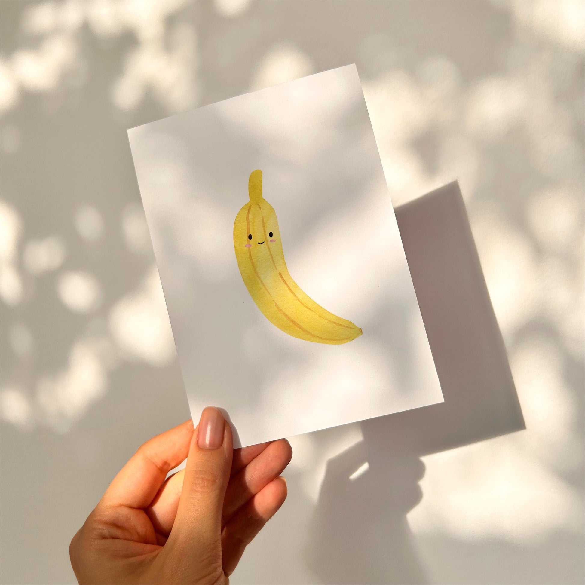 Postkarte Karte Banane A6 mit niedlichem Bananenmotiv, auf mattiertem 300g Naturpapier. Perfekt für Sommergrüße oder Dekoration. Rückseite beschreibbar. Größe A6.