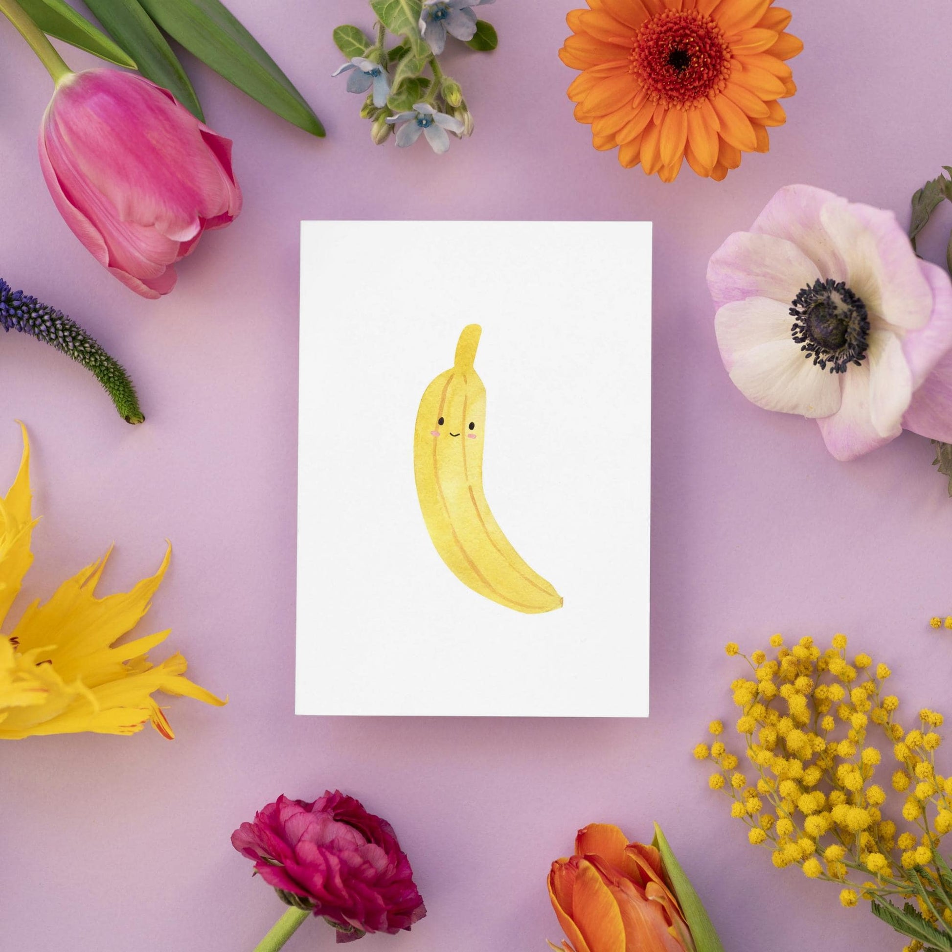 Postkarte Karte Banane A6 mit niedlichem Bananenmotiv, ideal für sommerliche Grüße oder als Dekoration. Gedruckt auf hochwertigem, mattem Naturpapier, beschreibbar. Größe A6.