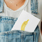 Postkarte Karte Banane A6 mit niedlichem Bananenmotiv, gedruckt auf hochwertigem mattem Naturpapier. Rückseite beschreibbar, Größe A6. Nur Karte, ohne Dekoration.