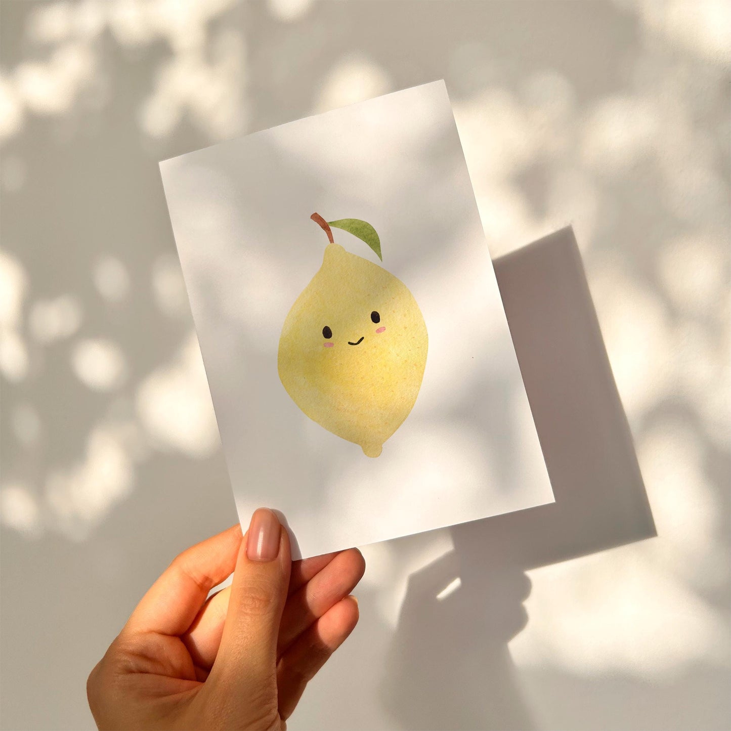 Postkarten-Set Früchte 6 Karten A6: Sechs liebevoll gestaltete Karten mit Fruchtmotiven, gedruckt auf stabilem, mattem 300g Naturpapier, ideal für Grüße oder Dekoration.