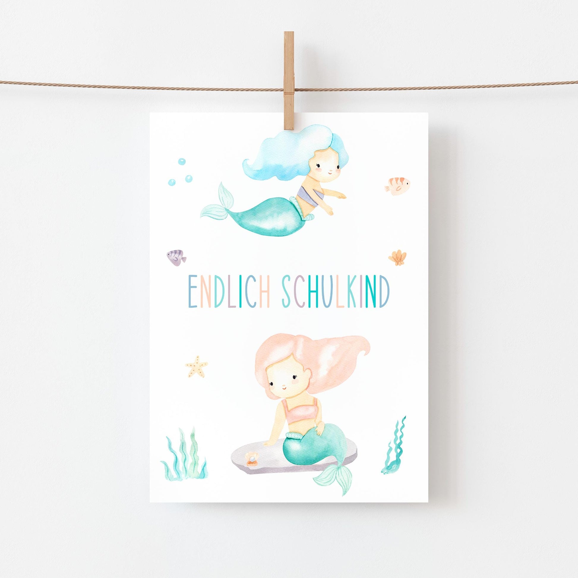 Karte Endlich Schulkind Meerjungfrau A6 zeigt zwei Meerjungfrauen, Fische und Meeresmotive, ideal als Glückwunschkarte zur Einschulung. Hochwertiger Druck auf mattem Naturpapier.