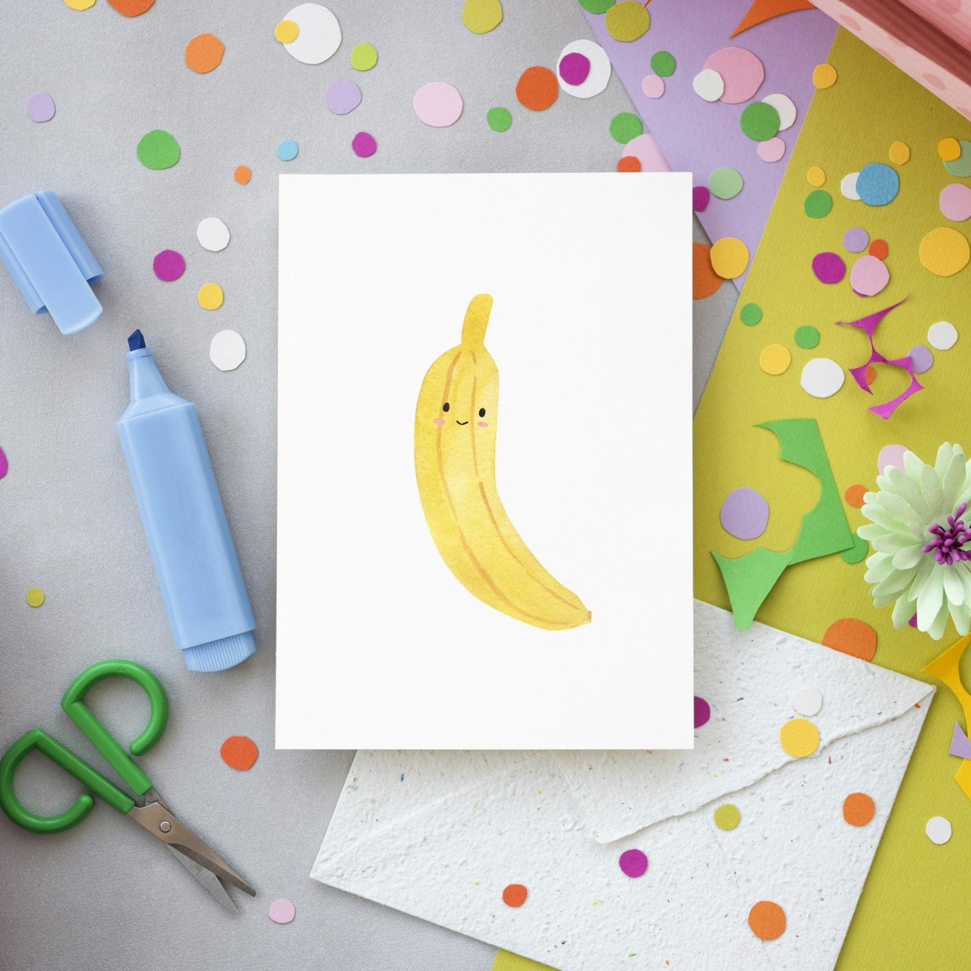Postkarte Karte Banane A6 mit niedlichem Bananenmotiv, gedruckt auf hochwertigem mattem Naturpapier, ideal für Grüße oder Dekoration. Größe A6, beschreibbare Rückseite.