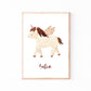 Geburtsposter Einhorn - personalisiert: Ein stilisiertes Einhorn mit Flügeln in einem Holzrahmen, darunter der Name Sofia in geschwungener Schrift.