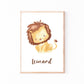 Geburtsposter Löwe - personalisiert: Ein Aquarell-Löwe mit brauner Mähne im Holzrahmen, darunter Leonard in geschwungener Schrift, ideal für Kinderzimmer-Dekoration.