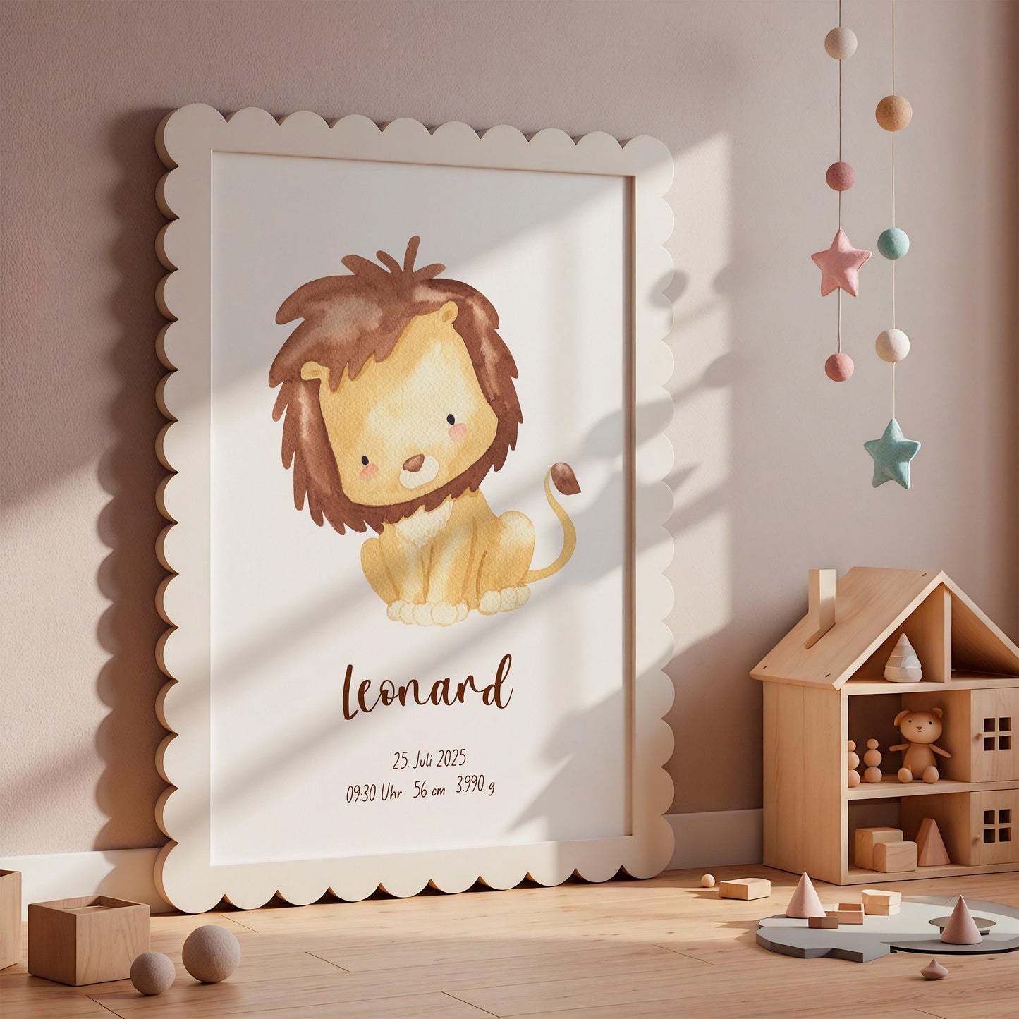 Geburtsposter Löwe - personalisiert mit Baby-Löwen-Illustration und Leonard plus Geburtsdetails, vor einem blush-pink Wand, neben Puppenhausregal und Filz-Mobile.