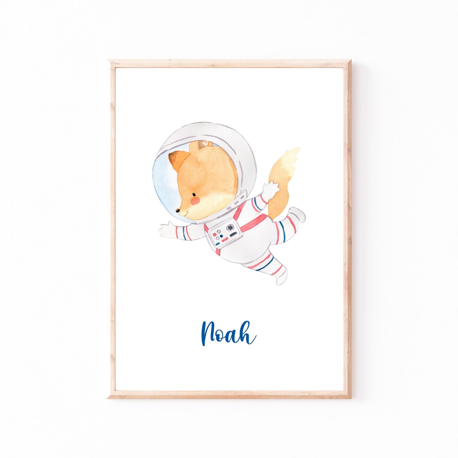 Geburtsposter Astronaut personalisiert: Aquarell-Fuchs in Astronautenanzug, schwebend. Darunter steht der Name “Noah” in blauer Schrift.