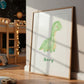 Geburtsposter Dino personalisiert zeigt einen grünen Dinosaurier mit dem Namen Henry im Kinderzimmer, ideal als individuelles Geschenk oder Dekoration.