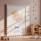 Geburtsposter Astronaut personalisiert mit Fuchs in Raumanzug, Name Noah und Geburtsdaten, dekoriert mit Holzspielzeug und Filzmobil im Kinderzimmer.