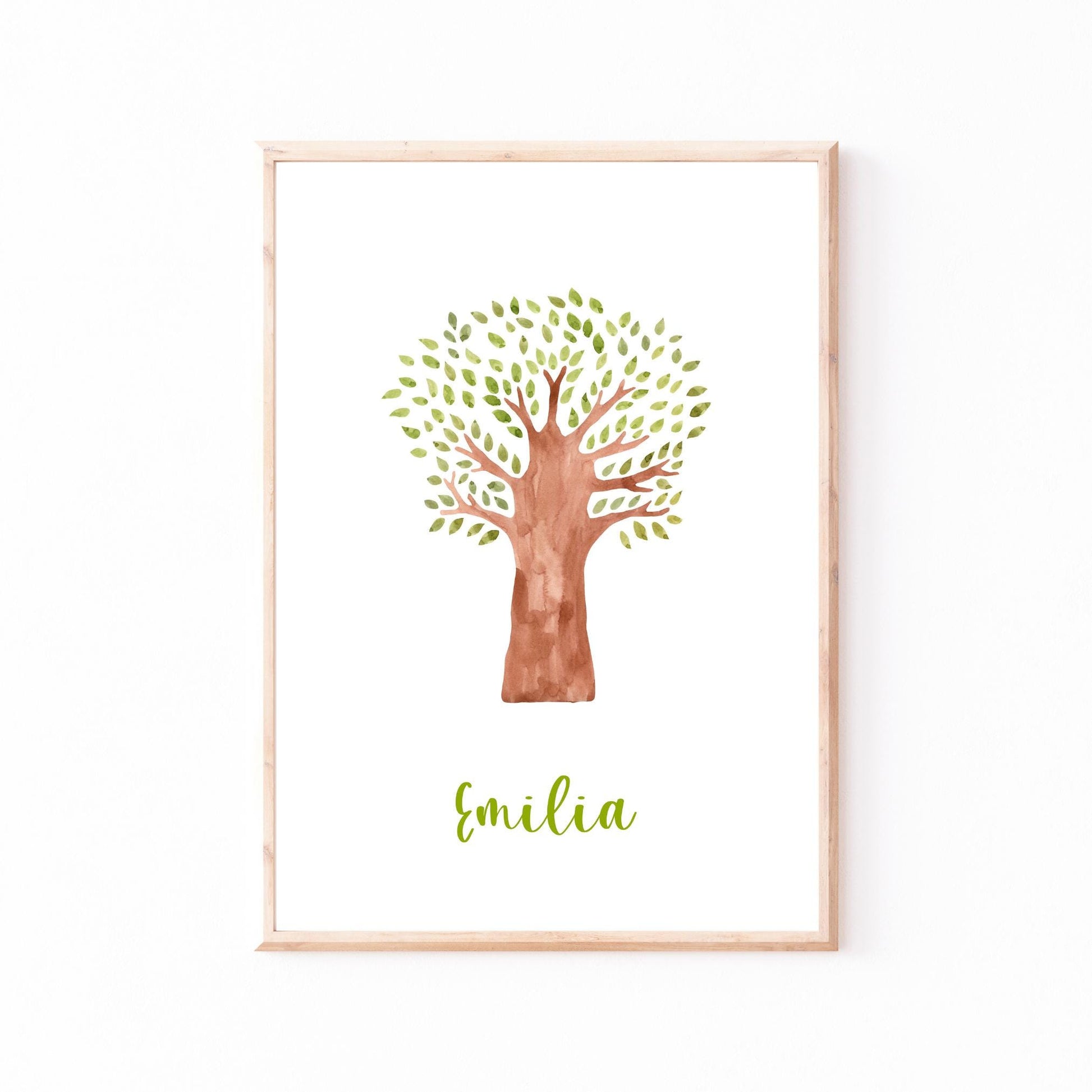 Gerahmtes Geburtsposter Baum personalisiert: Aquarellbaum mit Name Emilia darunter, ideal als individuelles Geschenk, auf hochwertigem Papier gedruckt, ohne Rahmen.