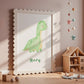 Geburtsposter Dino personalisiert zeigt einen grünen Dinosaurier im weißen Rahmen, umgeben von Holzspielzeug. Ideal als individuelles Kinderzimmergeschenk mit Namen und Geburtsdaten.