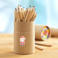 Kraft-Papier-Röhre mit kurzen Holzstiften, verziert mit einem Sticker Weihnachtsmann. Ideal für kreative Weihnachtsprojekte und Geschenkverzierungen.