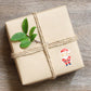 Geschenkbox mit Sticker Weihnachtsmann, handgemalt auf hochwertigem Vinyl, spritzfest und langlebig, verleiht Geschenken und Karten einen festlichen Touch.