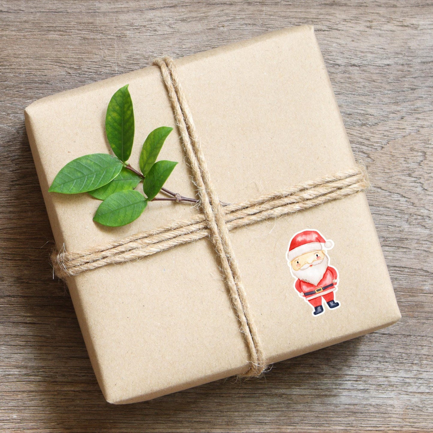 Geschenkbox mit Sticker Weihnachtsmann, handgemalt auf hochwertigem Vinyl, spritzfest und langlebig, verleiht Geschenken und Karten einen festlichen Touch.