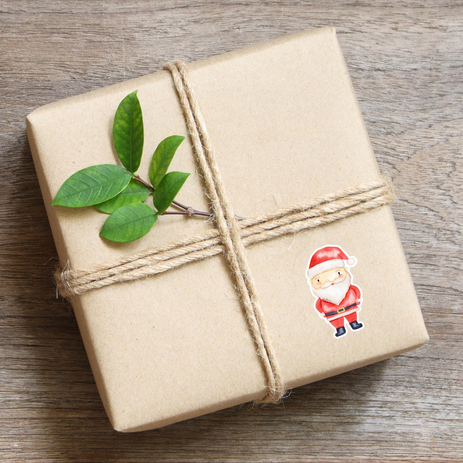 Geschenkbox mit Sticker Weihnachtsmann, handgemalt auf hochwertigem Vinyl, spritzfest und langlebig, verleiht Geschenken und Karten einen festlichen Touch.