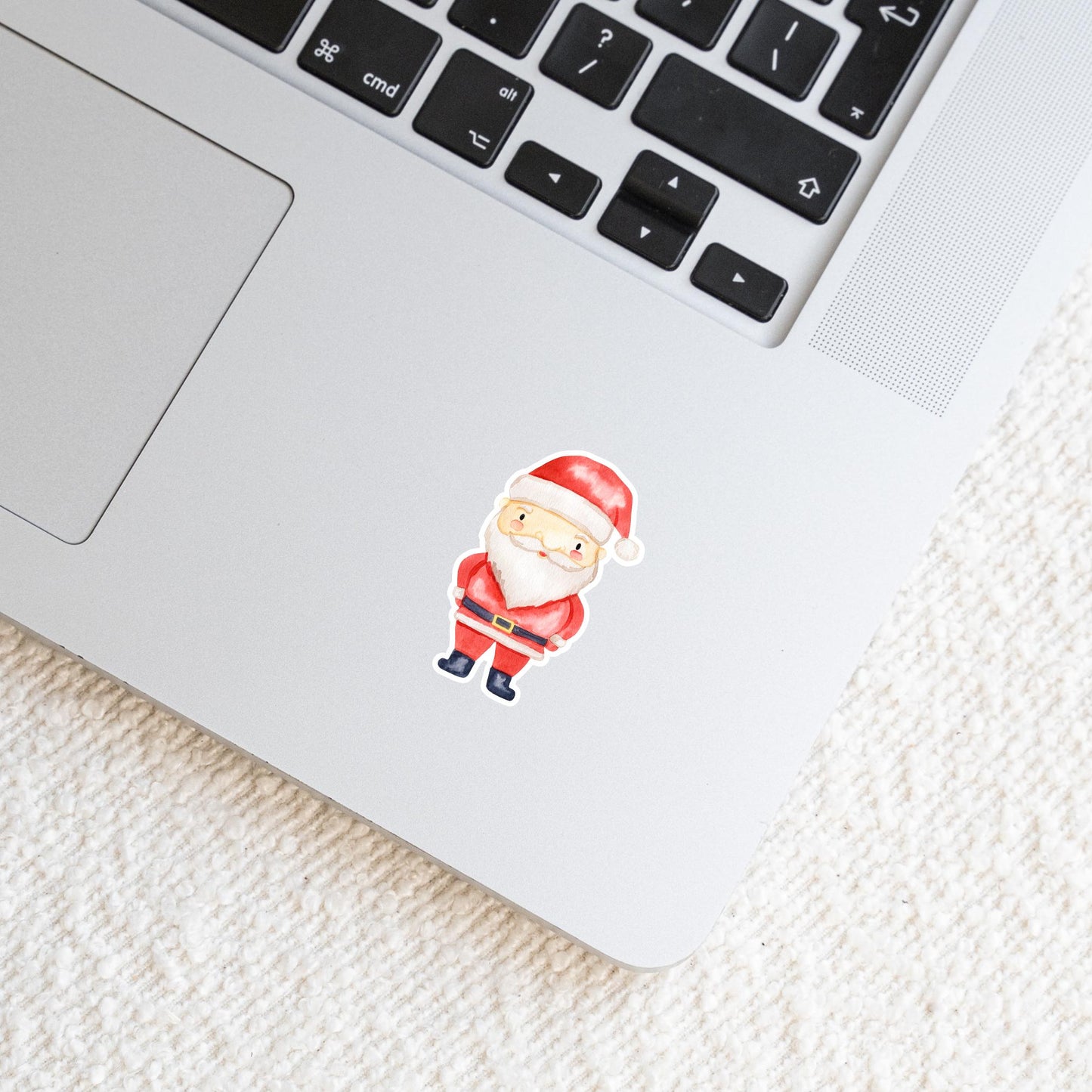 Sticker Weihnachtsmann auf einem silbernen Laptop, zeigt einen handgefertigten, langlebigen Vinyl-Aufkleber, ideal für personalisierte Weihnachtsdekorationen auf verschiedenen Oberflächen.