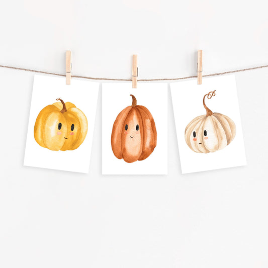 Postkarten Set Kürbis A6: Drei minimalistische, lächelnde Kürbis-Illustrationen an Kordel, ideal für herbstliche Grüße oder Deko. Gedruckt auf hochwertigem, mattem Naturpapier.