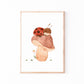 Namensposter personalisiert 3er Set Marienkäfer: Aquarell-Illustration eines schlafenden Marienkäfers auf einem Pilz, ergänzt durch kleine Blätter und Gänseblümchen, in hellem Holzrahmen.