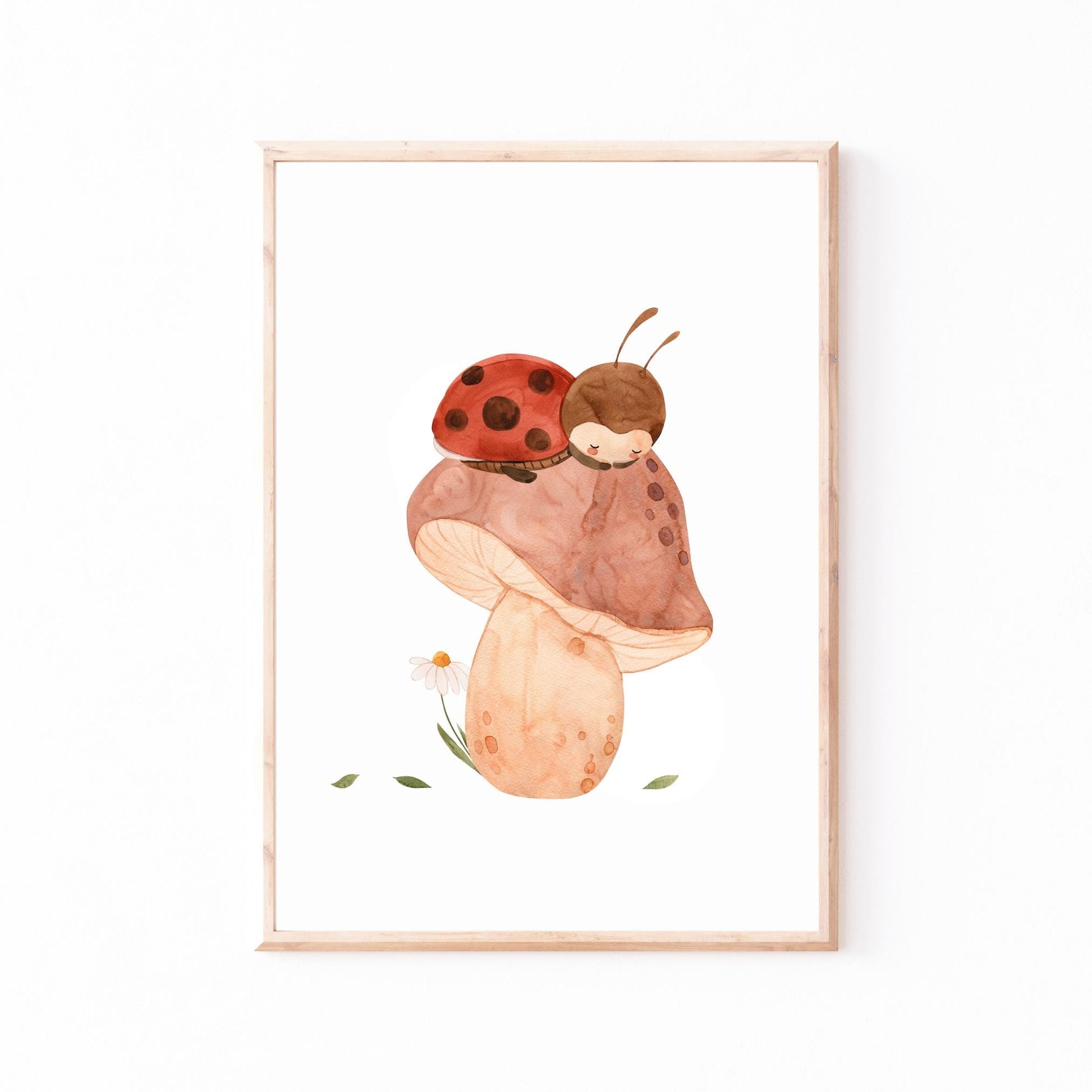 Namensposter personalisiert 3er Set Marienkäfer: Aquarell-Illustration eines schlafenden Marienkäfers auf einem Pilz, ergänzt durch kleine Blätter und Gänseblümchen, in hellem Holzrahmen.