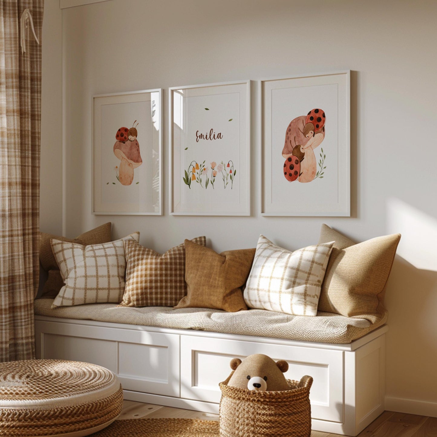Namensposter personalisiert 3er Set Marienkäfer: Drei handgemalte, digitalisierte Aquarell-Poster mit Marienkäfern und Blumen, inklusive Namen, über Sitzbank im Kinderzimmer. Ideal als Geschenk.