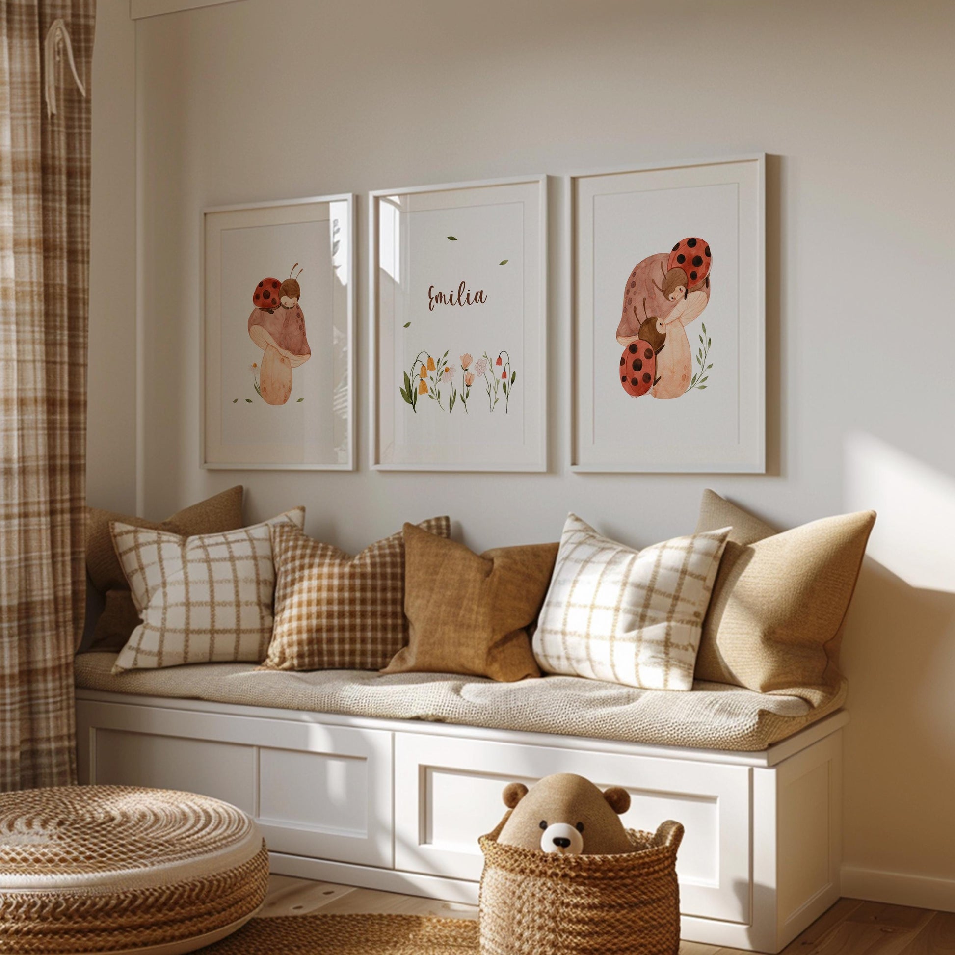 Namensposter personalisiert 3er Set Marienkäfer: Drei handgemalte, digitalisierte Aquarell-Poster mit Marienkäfern und Blumen, inklusive Namen, über Sitzbank im Kinderzimmer. Ideal als Geschenk.