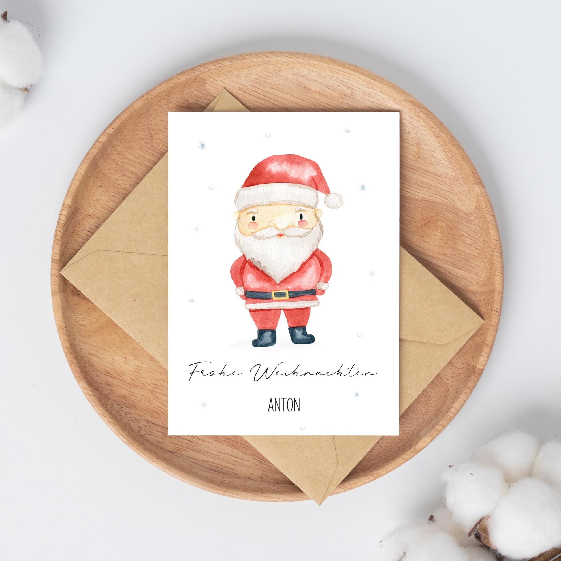 Personalisierte Weihnachtskarte Weihnachtsmann A6 mit handgemaltem Santa und Frohe Weihnachten auf Kraftpapierumschlag, ideal für personalisierte weihnachtliche Grüße.