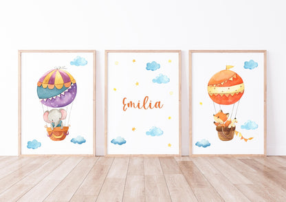 Namensposter personalisiert im 3er Set: Elefant und Fuchs im Heißluftballon, A4 & A3, mit Wasserfarben-Illustrationen für Kinderzimmer-Dekoration.