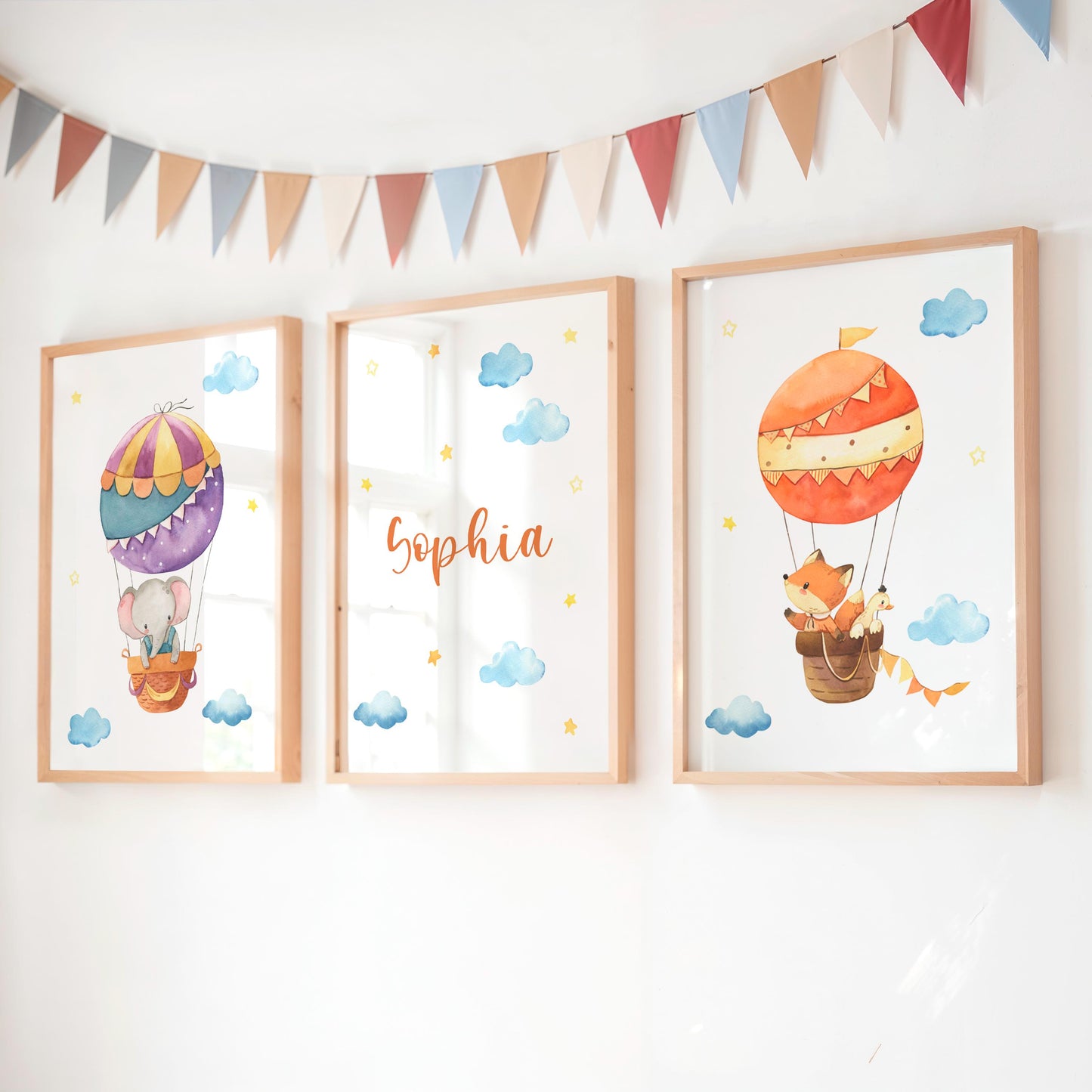 Namensposter personalisiert im 3er Set: Elefant und Fuchs im Heißluftballon, mit dem Namen Sophia in der Mitte, dekoriert mit Wolken und Sternen.