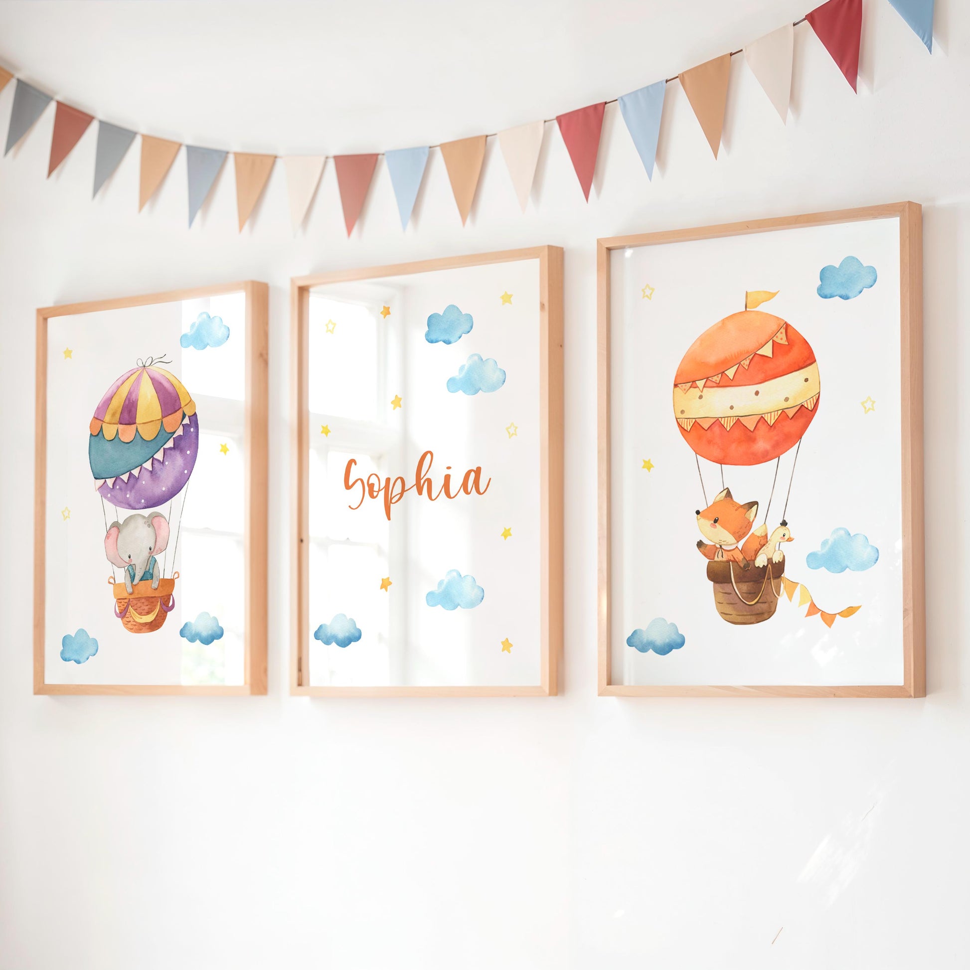 Namensposter personalisiert im 3er Set: Elefant und Fuchs im Heißluftballon, mit dem Namen Sophia in der Mitte, dekoriert mit Wolken und Sternen.