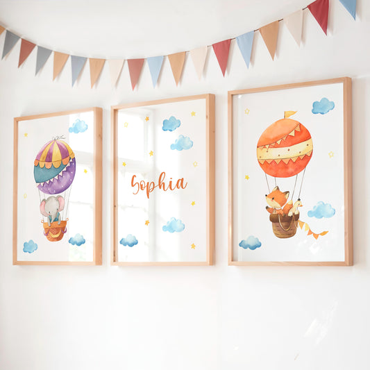 Namensposter personalisiert im 3er Set: Elefant und Fuchs im Heißluftballon, mit dem Namen Sophia in der Mitte, dekoriert mit Wolken und Sternen.