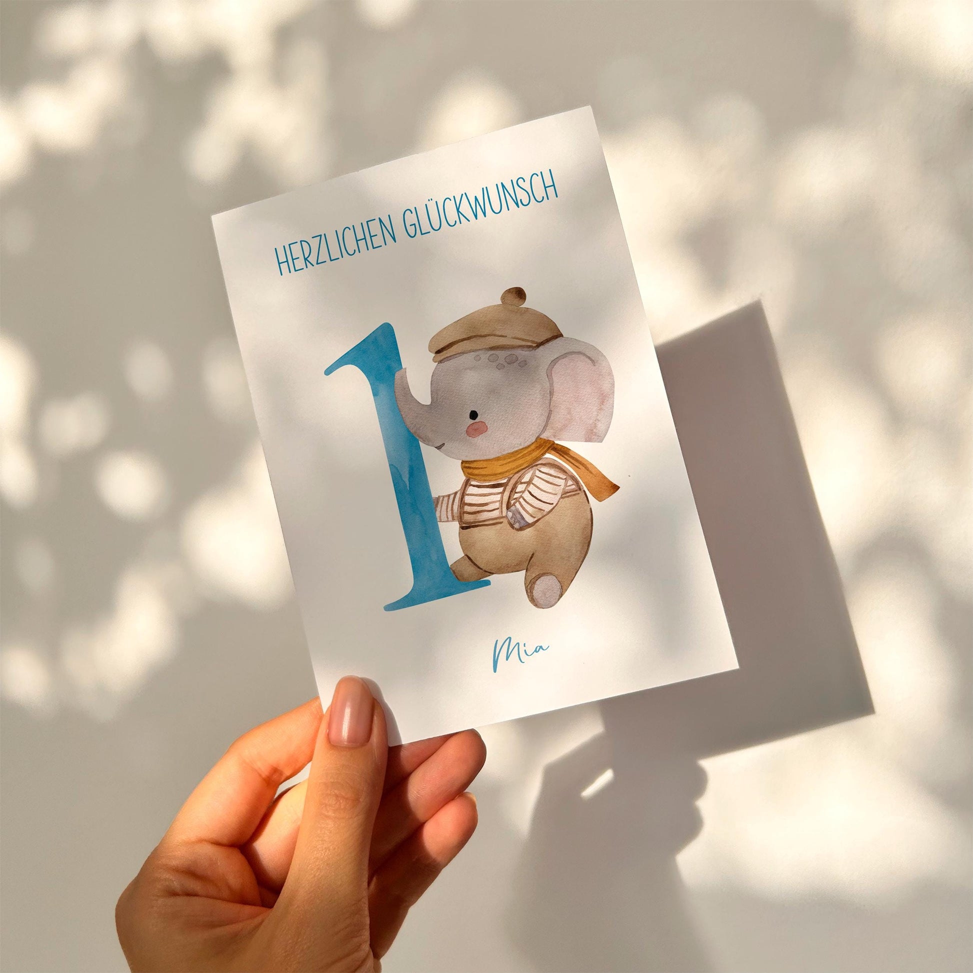 Kleine Personalisierte Geburtstagskarte Elefant A6 mit einem Elefanten-Illustration, personalisiert mit Mia. Zeigt Herzlichen Glückwunsch und ist handgemalt, ideal für den ersten Geburtstag.
