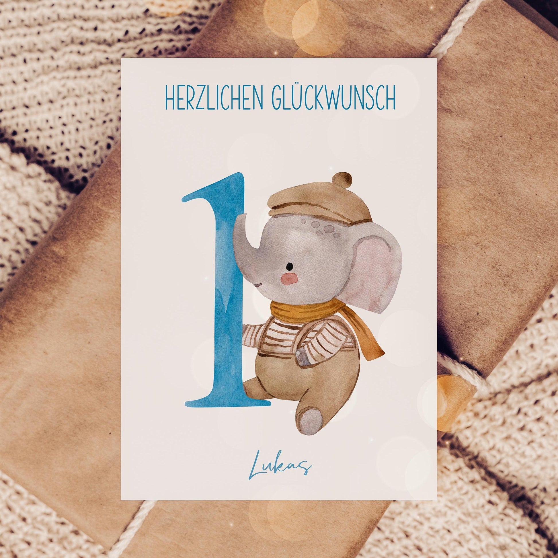 Personalisierte Geburtstagskarte Elefant A6 auf Geschenk, zeigt blauen 1, Elefant im Vintage-Stil, HERZLICHEN GLÜCKWUNSCH und Name Lukas.