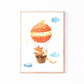 Posterset Himmelsstürmer Elefant, Hase und Fuchs A4 & A3: Fuchs und Ente im Heißluftballon, umgeben von Wolken und Sternen, in Holzrahmen. Ideal als Kinderzimmerdeko.