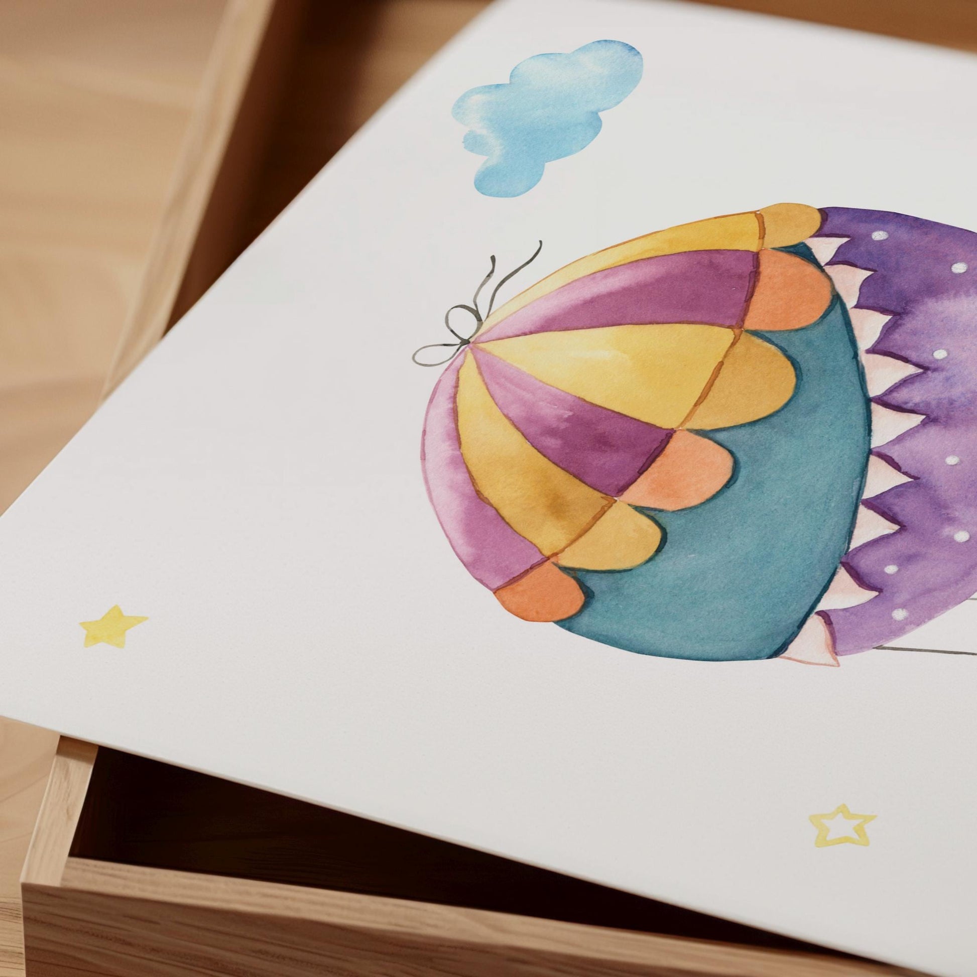 Namensposter personalisiert im 3er Set zeigt handgemalte Heißluftballon-Illustration mit Fuchs und Bär, perfekt als Kinderzimmer-Deko oder Geschenk zur Geburt.