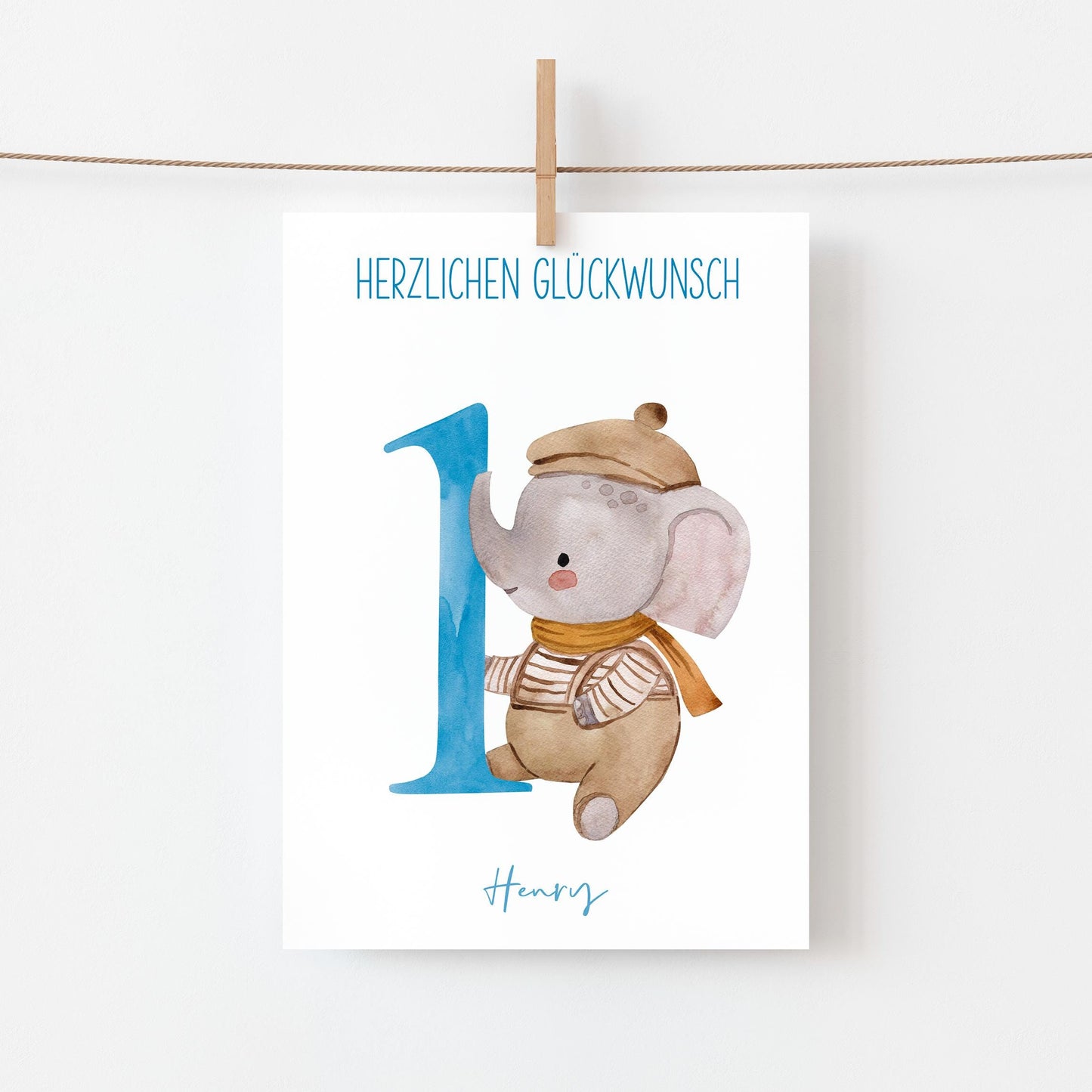 Personalisierte Geburtstagskarte Elefant A6 mit handgemaltem blauen 1, süßem Elefanten und dem Namen Henry als personalisierbare Glückwunschkarte zum ersten Geburtstag.