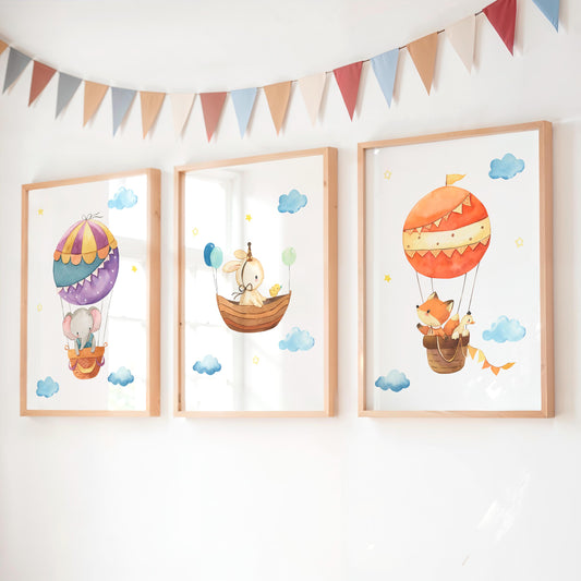 Posterset Himmelsstürmer Elefant, Hase und Fuchs A4 & A3: Drei Aquarell-Drucke mit Tieren im Himmel, dekoriert mit Wimpelgirlande, ideal für Kinderzimmer.