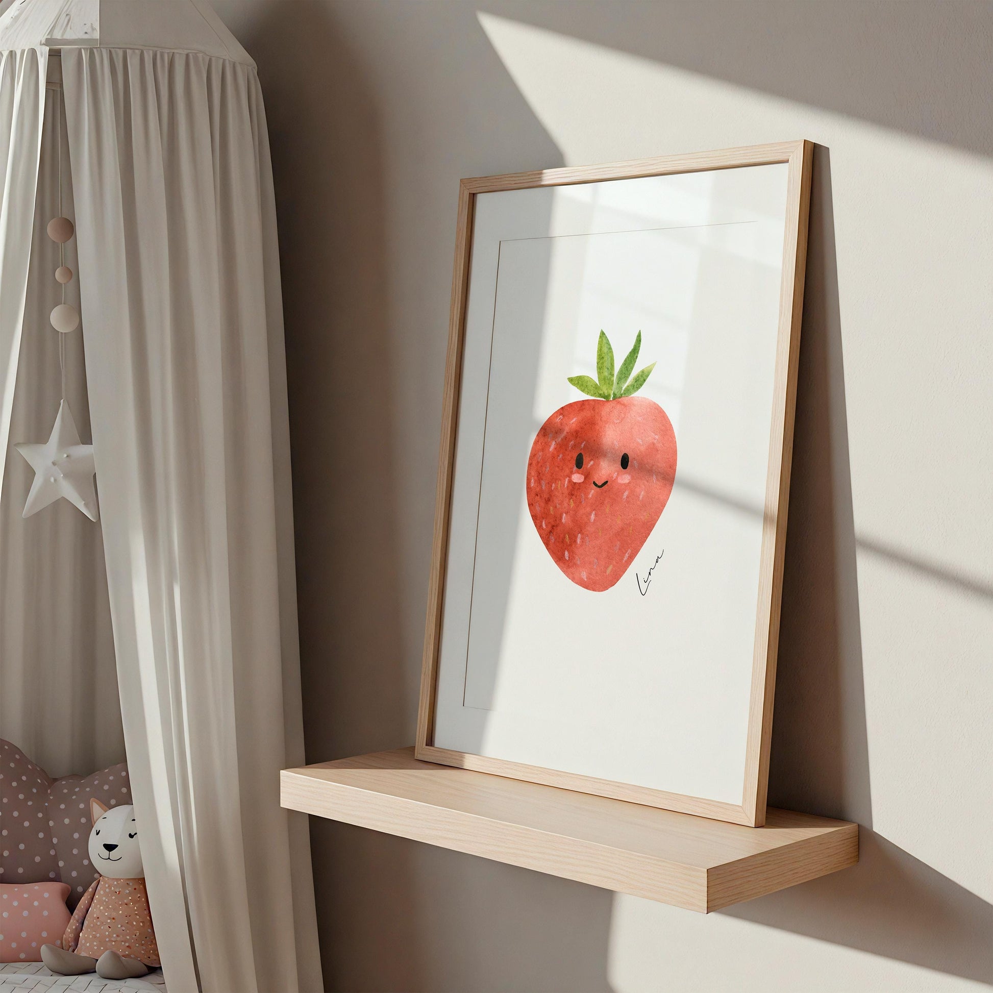 Namensposter Erdbeere A3 & A4 auf Holzregal, zeigt lächelnde Erdbeere. Perfekt zur Personalisierung mit Namen und Geburtsdaten, ideal für Kinderzimmerdekoration.