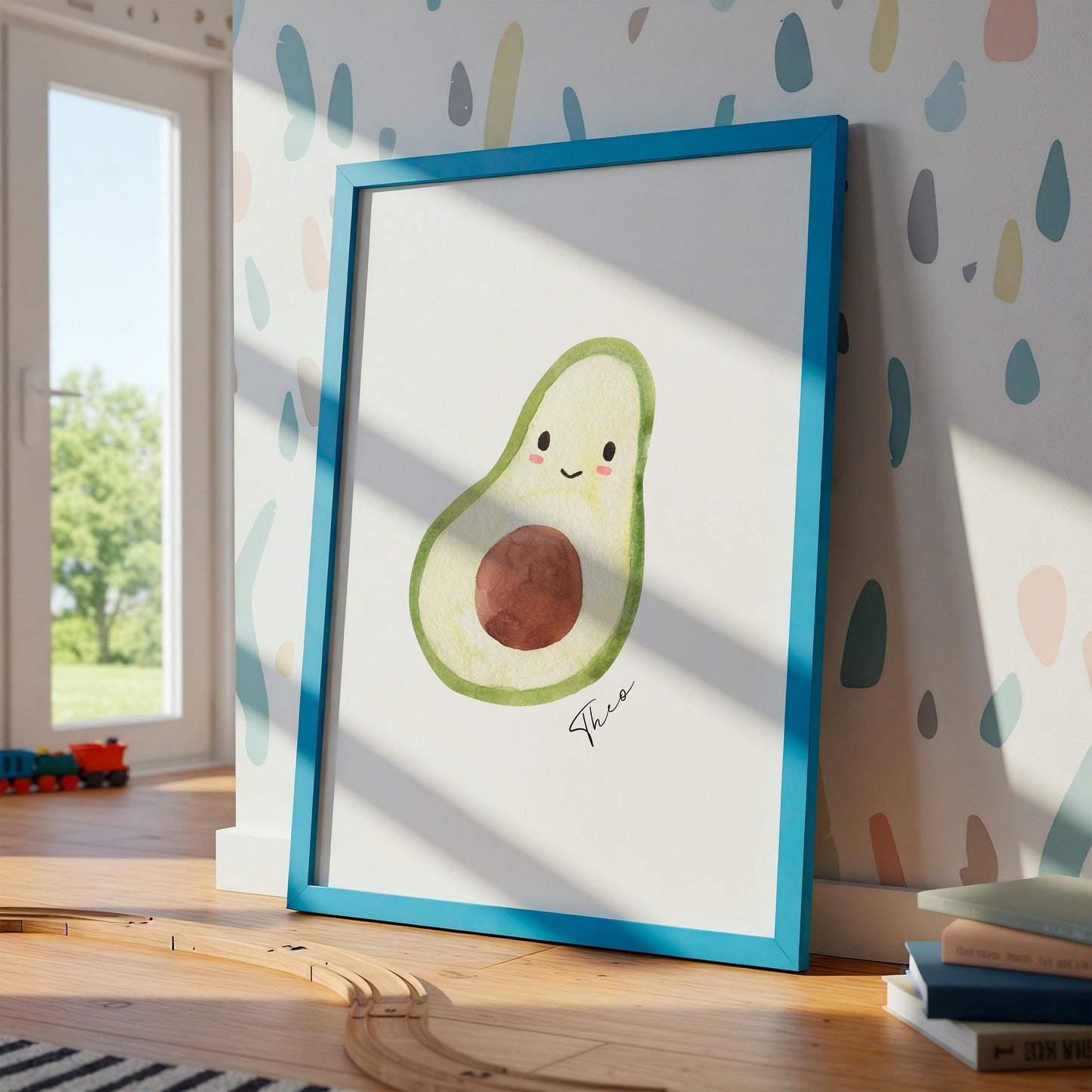 Namensposter Avocado A3 & A4: Ein gerahmtes Aquarell-Print von einer lächelnden Avocado in einem Kinderzimmer, perfekt personalisierbar und langlebig auf Naturpapier gedruckt.