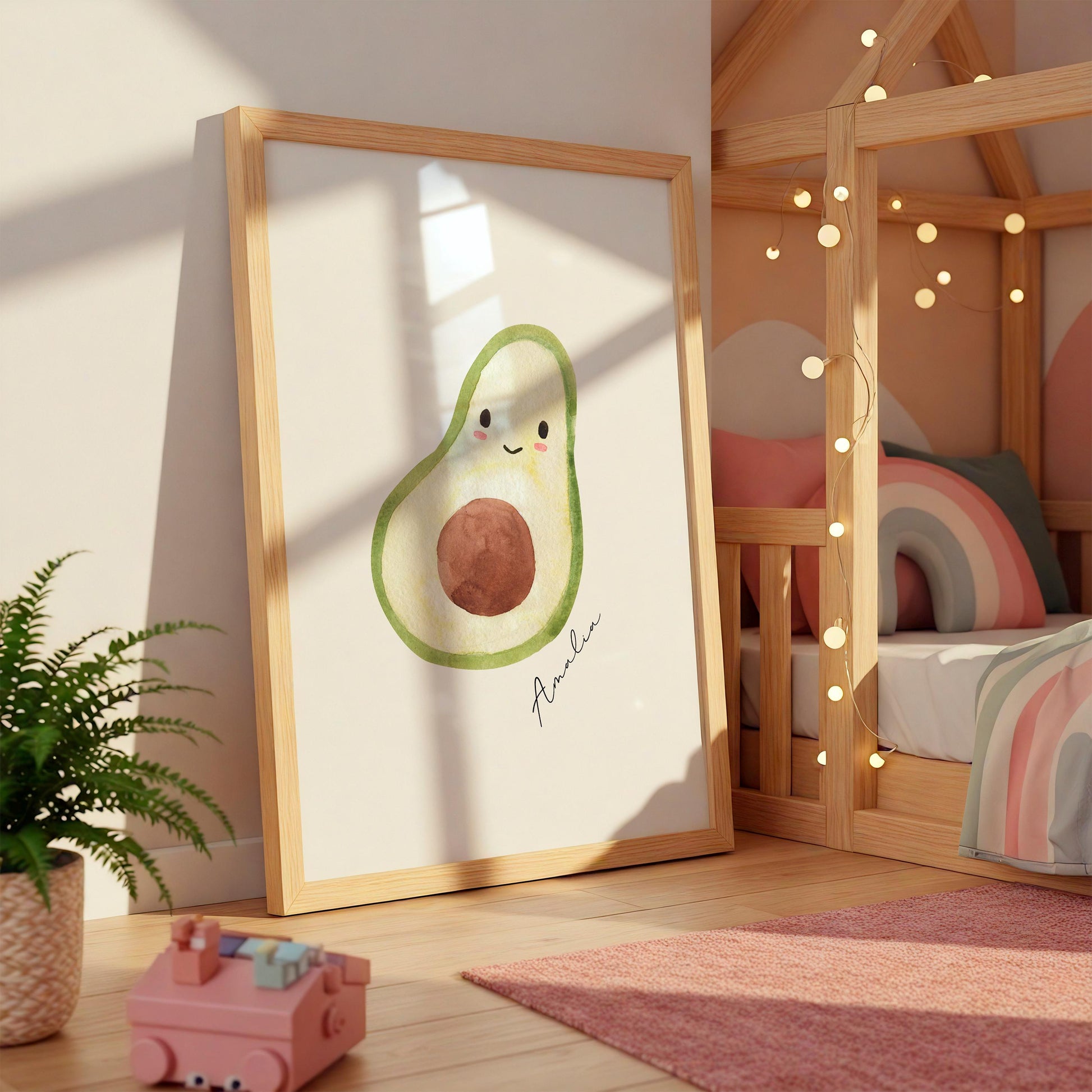 Namensposter Avocado A3 & A4 in Holzrahmen zeigt fröhliche Avocado mit Amalia, ideal als personalisierbares Kinderzimmerdekor. Umgeben von gemütlichen Kindermöbeln und Accessoires.