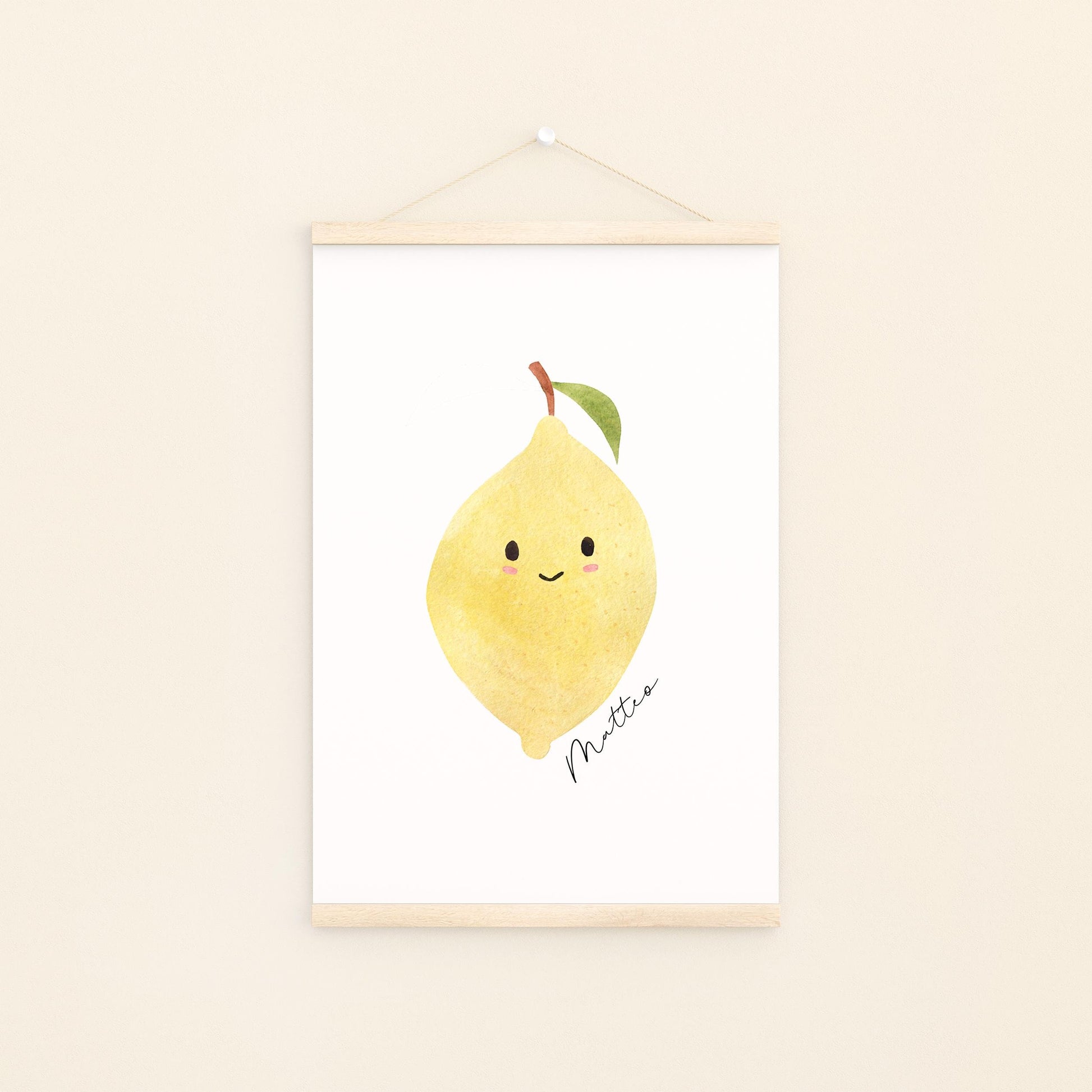 Namensposter Zitrone A3 & A4: Kawaii-Zitrone mit Lächeln und Blatt, auf 300g Naturpapier, zwischen Holzleisten, personalisierbar mit Name und Geburtsdaten.