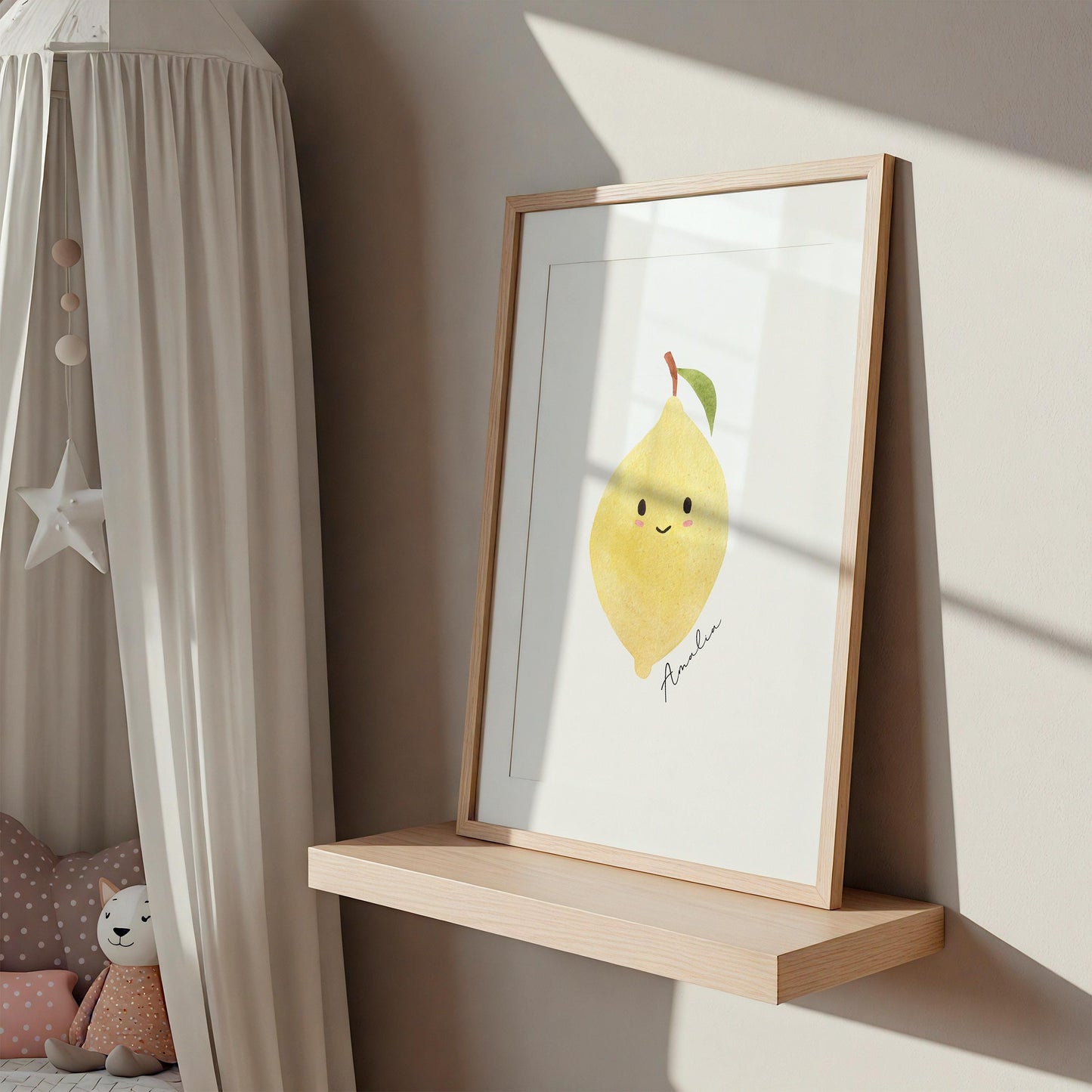 Namensposter Zitrone A3 & A4 auf schwebendem Holzregal, zeigt illustrierten Zitronencharakter mit Name Amelia. Ideal für Kinderzimmer, personalisierbar.